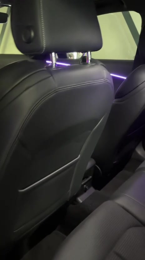 Ambient light-strip zichtbaar bij de achterbank van de Audi Q2