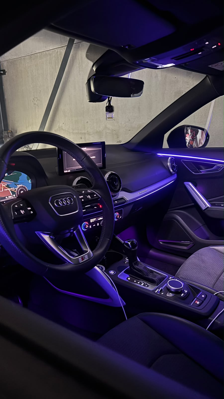 Interieur van een Audi Q2 met paarse ambient light langs dashboard en portieren, ATP werkplaats