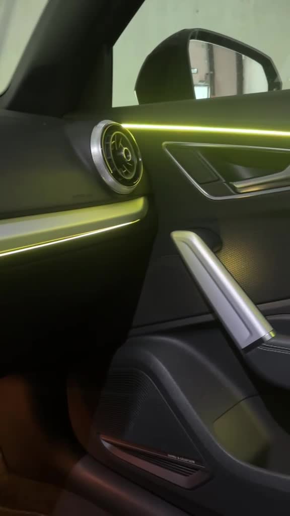 Ambient light-strip langs het portier van de Audi Q2, ingesteld op geel/groen