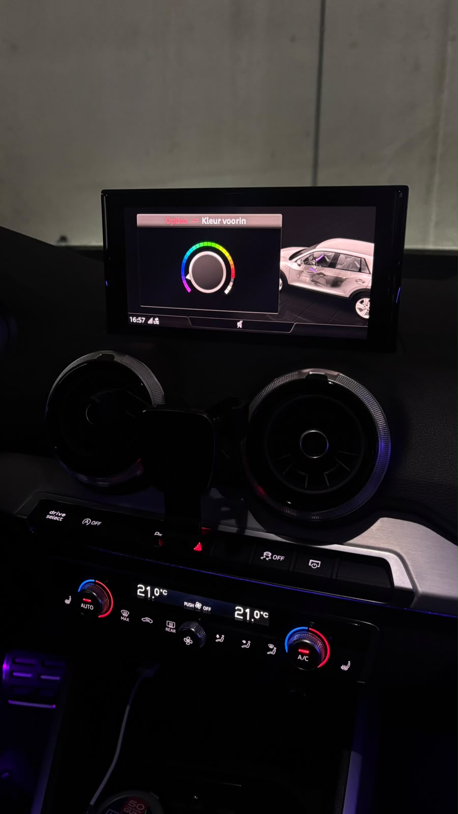 MMI-scherm van de Audi Q2 met het kleurenwiel voor ambient light, OEM-bediening