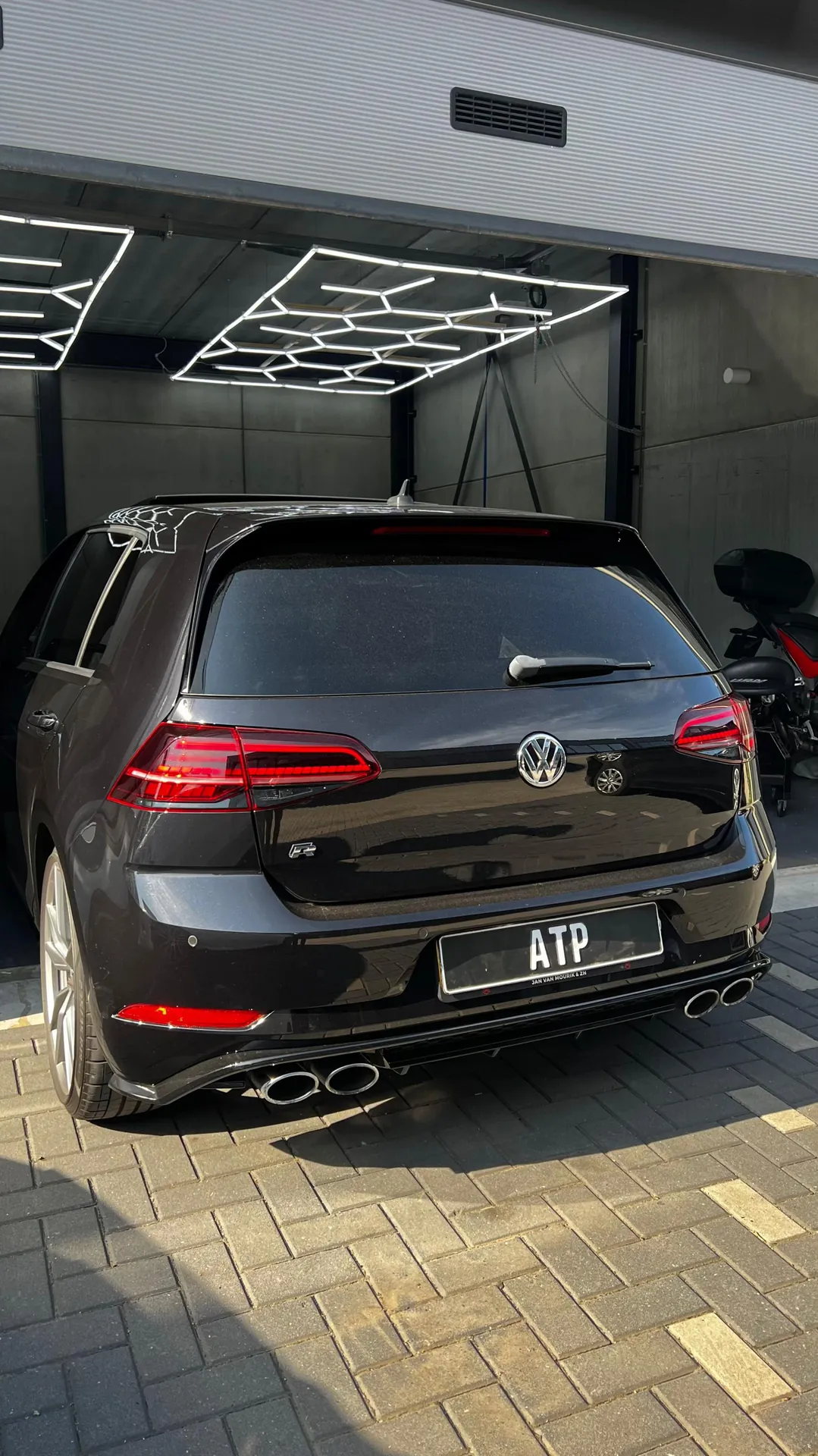 Zwarte Volkswagen Golf 7.5 R in de werkplaats van ATP