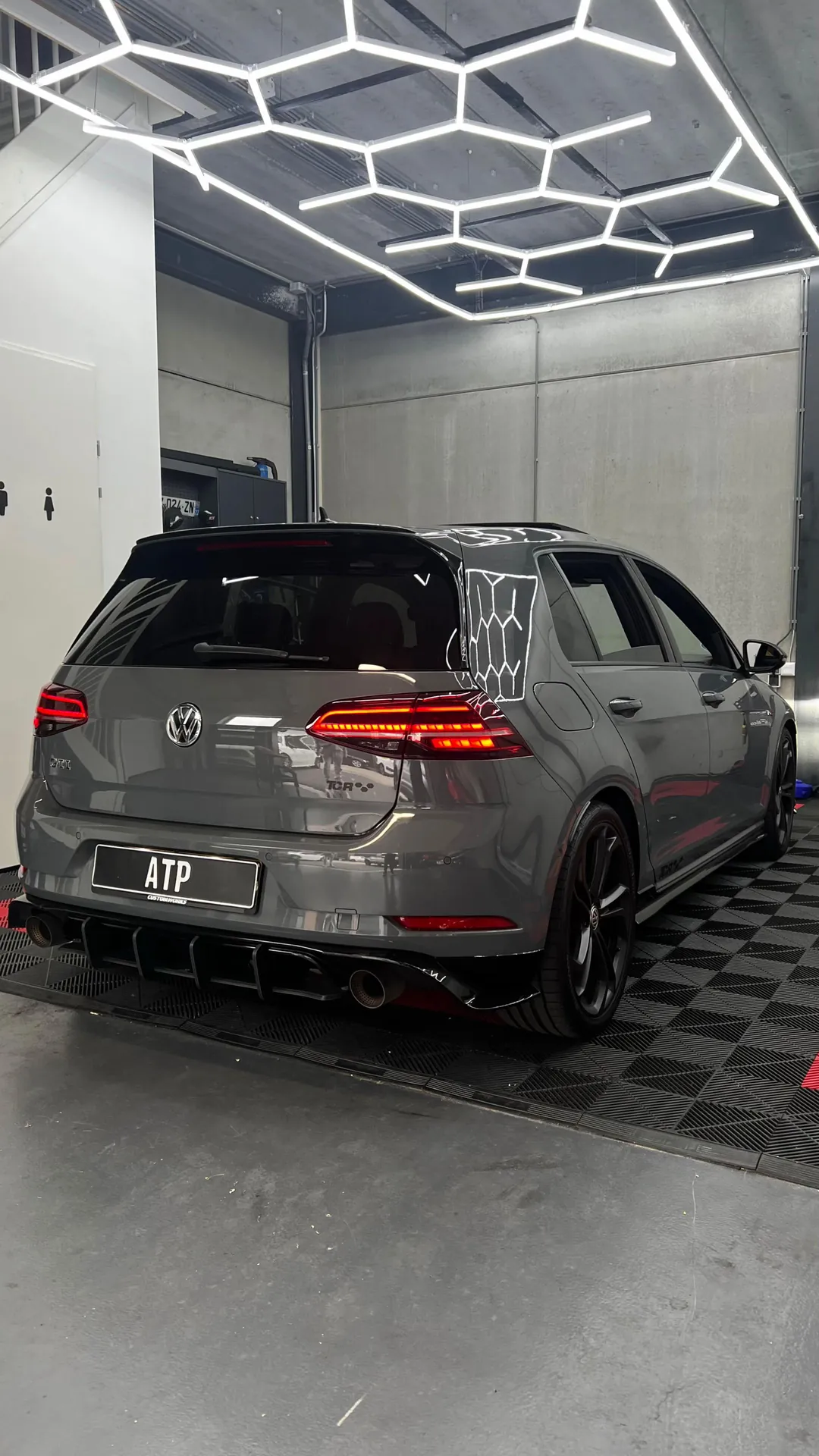 Volkswagen Golf TCR in de werkplaats van ATP onder het zeshoekige LED-plafond