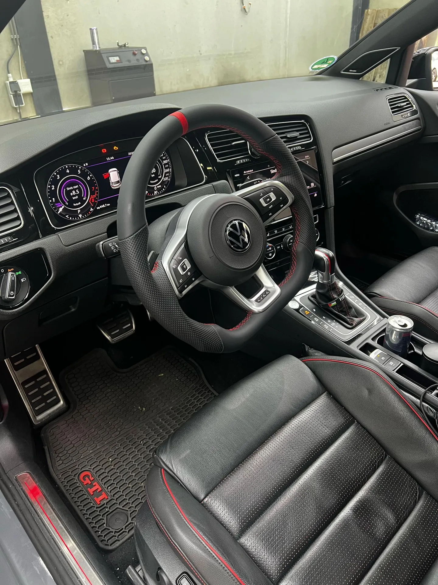 Interieur van de Golf met sportstoelen en stuur