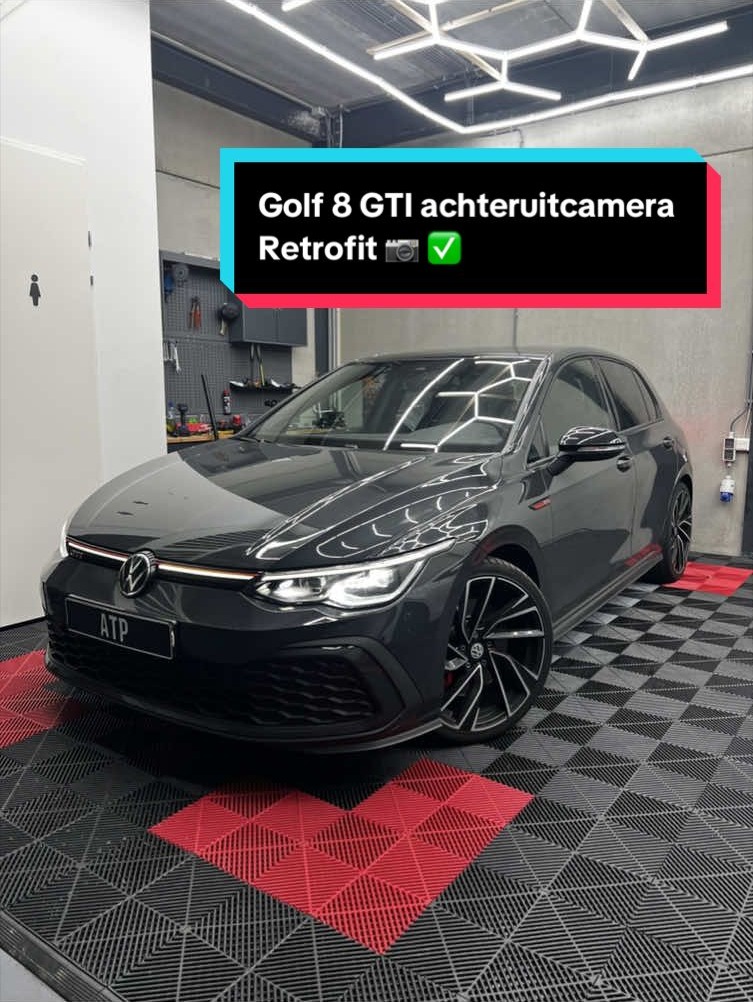 Volkswagen Golf 8 GTI badge wordt losgemaakt om de verborgen achteruitrijcamera te plaatsen, ATP werkplaats