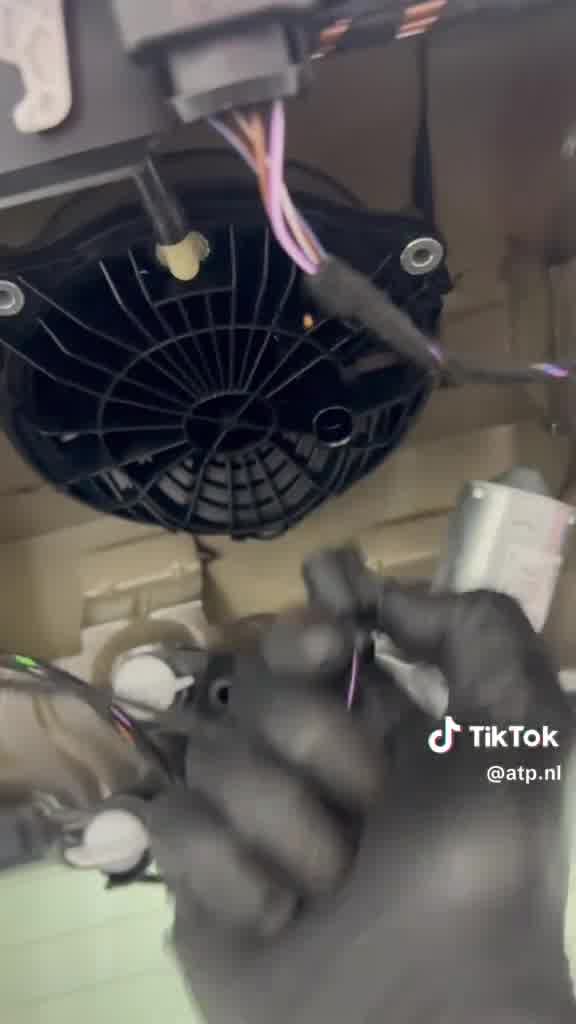 Bekabeling van de achteruitrijcamera-inbouw in de achterklep van een Golf 8 GTI