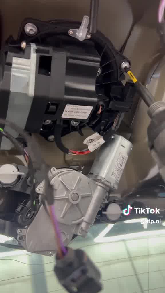 Motor en bedrading van de achterklep tijdens de camera-retrofit bij ATP