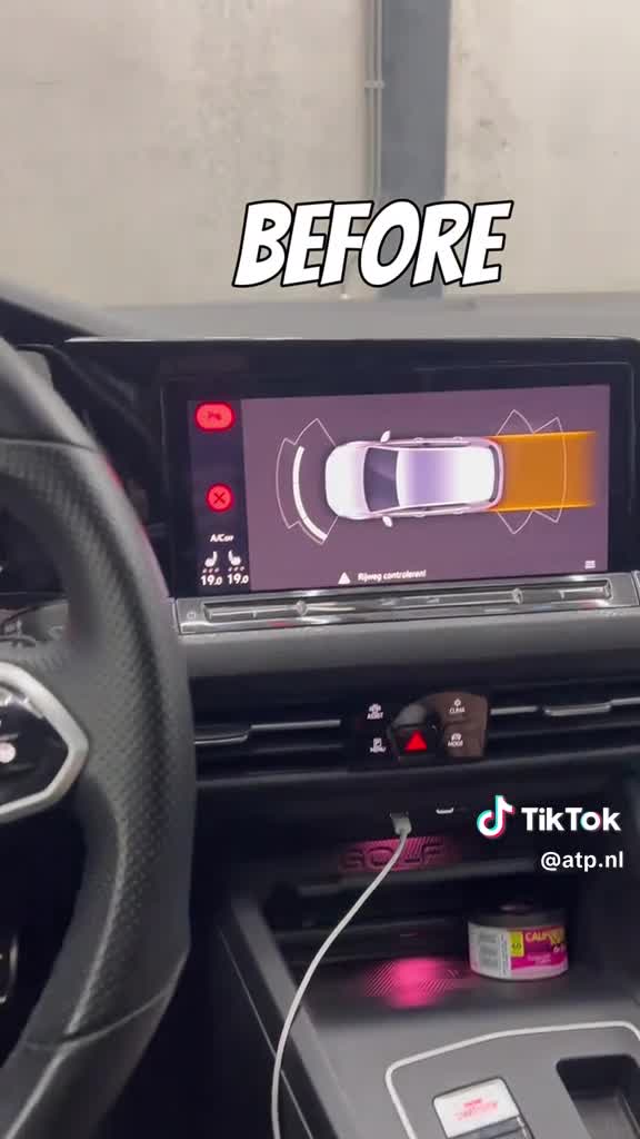 Scherm van een Golf 8 GTI zonder achteruitrijcamera, alleen parkeersensoren