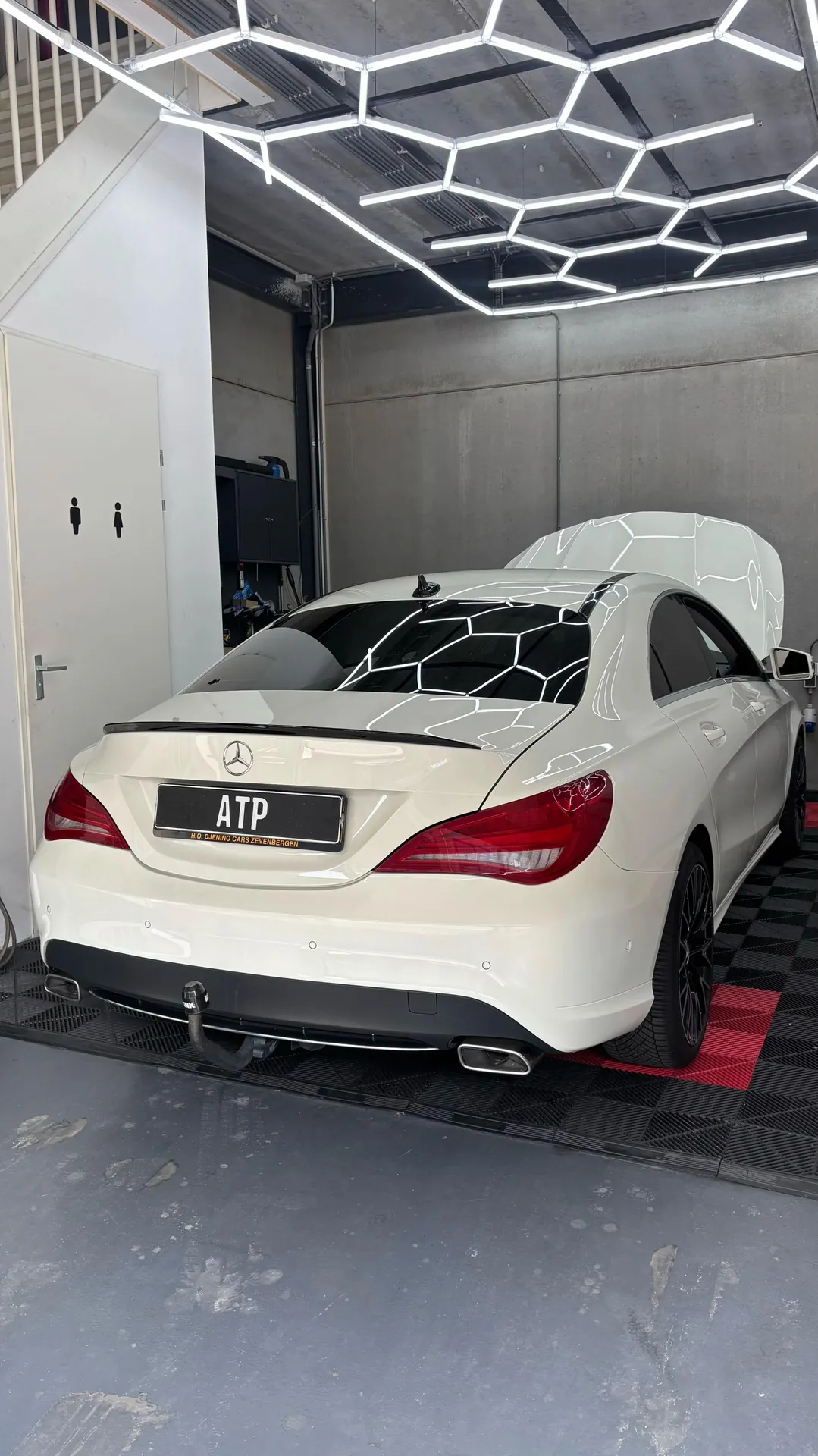 Witte Mercedes CLA 180 in de werkplaats van ATP